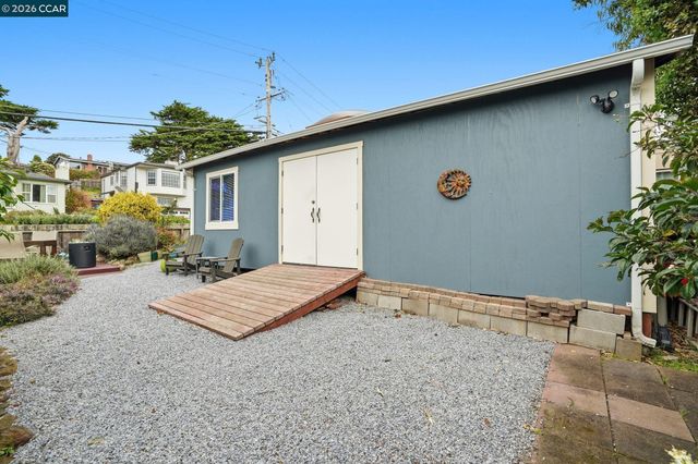 136 Pacific Ave, Pacifica, CA 94044