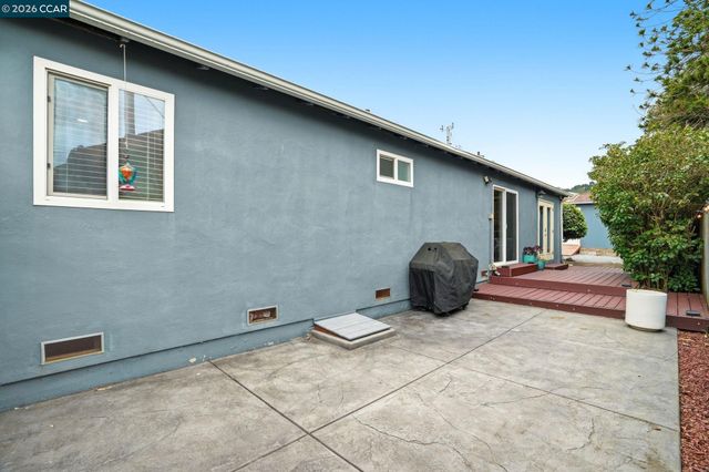 136 Pacific Ave, Pacifica, CA 94044