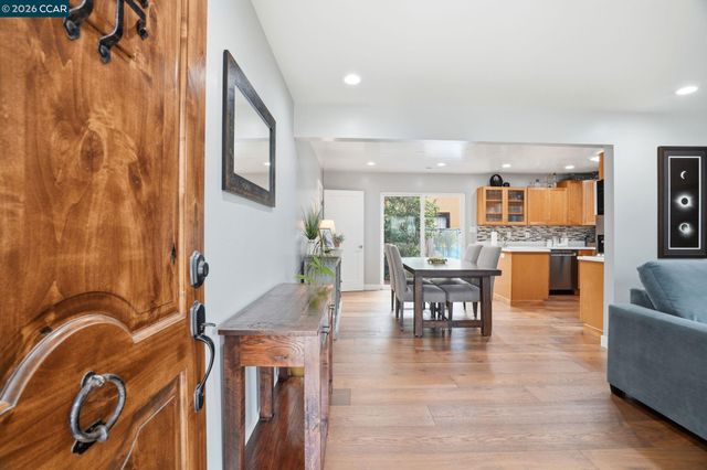 136 Pacific Ave, Pacifica, CA 94044