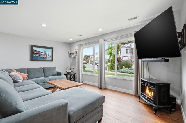 136 Pacific Ave, Pacifica, CA 94044