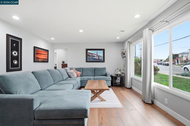 136 Pacific Ave, Pacifica, CA 94044