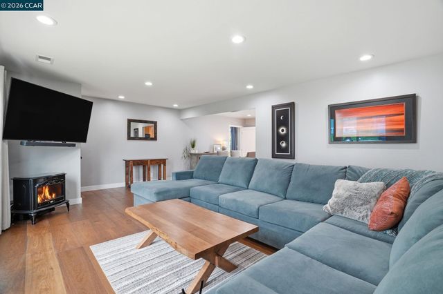 136 Pacific Ave, Pacifica, CA 94044