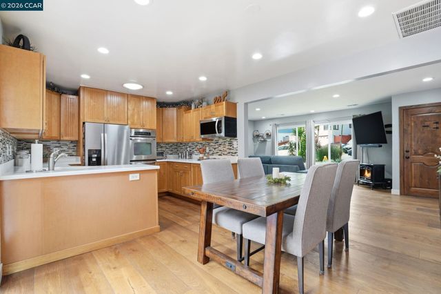 136 Pacific Ave, Pacifica, CA 94044