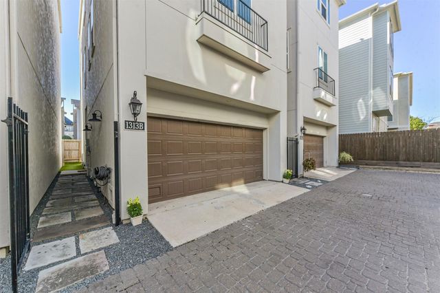 1313 W 24th Street B, Houston, TX 77008