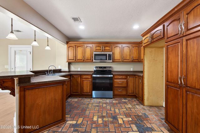 1332 Oak Street, Ocean Springs, MS 39564