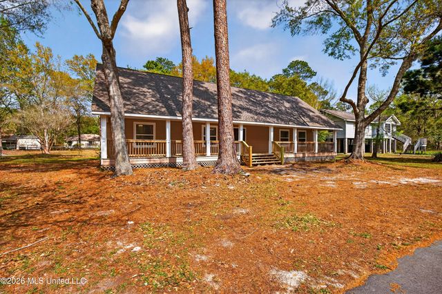 1332 Oak Street, Ocean Springs, MS 39564