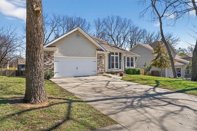 1541 NE Neawanna Drive, Lee's Summit, MO 64086