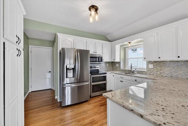 1541 NE Neawanna Drive, Lee's Summit, MO 64086