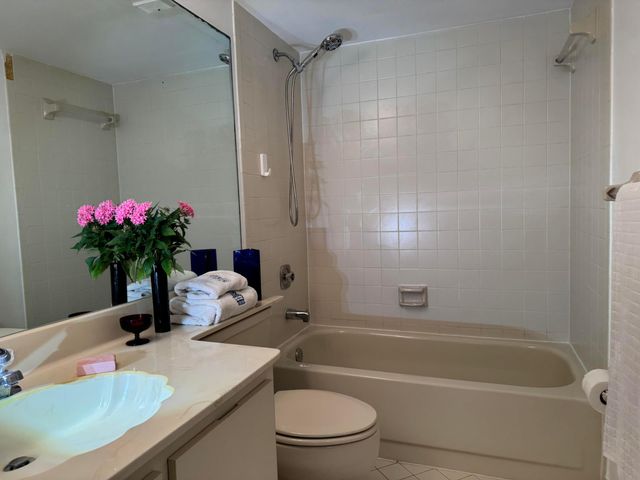 112 Lake Emerald Drive 204, Oakland Park, FL 33309