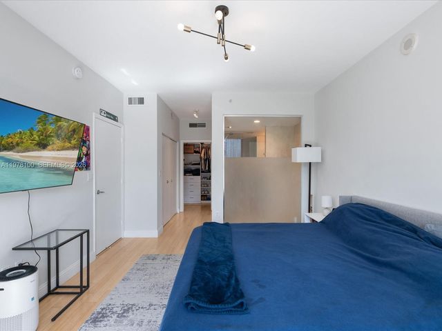 90 SW 3rd St 2015, Miami, FL 33130