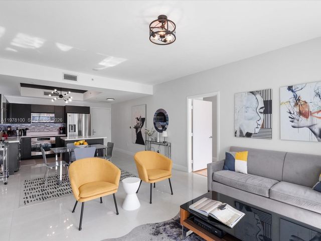 90 SW 3rd St 2015, Miami, FL 33130