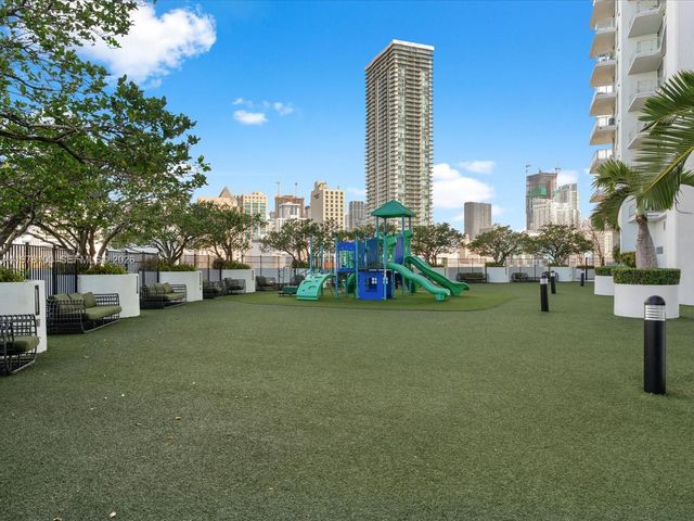 90 SW 3rd St 2015, Miami, FL 33130