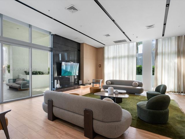 90 SW 3rd St 2015, Miami, FL 33130