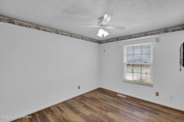 7520 E Orchard Grass Blvd, Crestwood, KY 40014