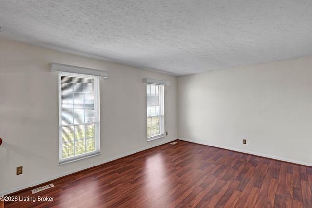 7520 E Orchard Grass Blvd, Crestwood, KY 40014