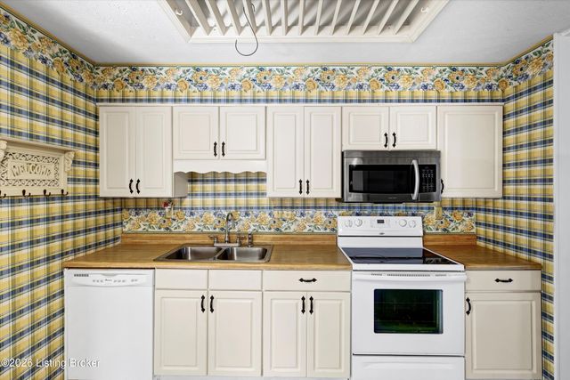 7520 E Orchard Grass Blvd, Crestwood, KY 40014