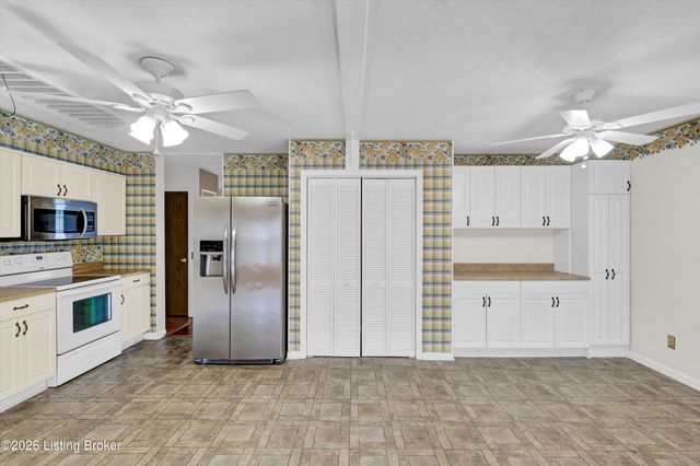 7520 E Orchard Grass Blvd, Crestwood, KY 40014