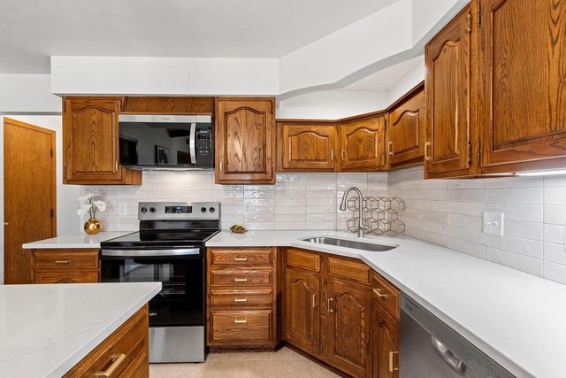 36 APACHE COURT, Appleton, WI 54911