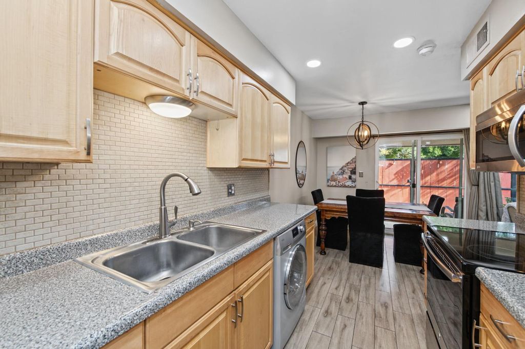 Image 10 of property listing at 5090 N College Avenue # 118, Fresno, CA 93704