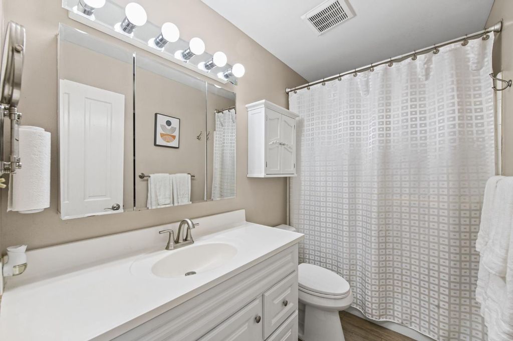 Image 11 of property listing at 5090 N College Avenue # 118, Fresno, CA 93704