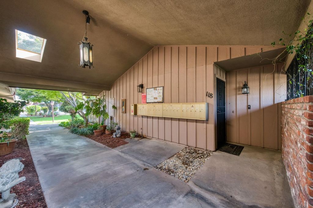 Image 19 of property listing at 5090 N College Avenue # 118, Fresno, CA 93704