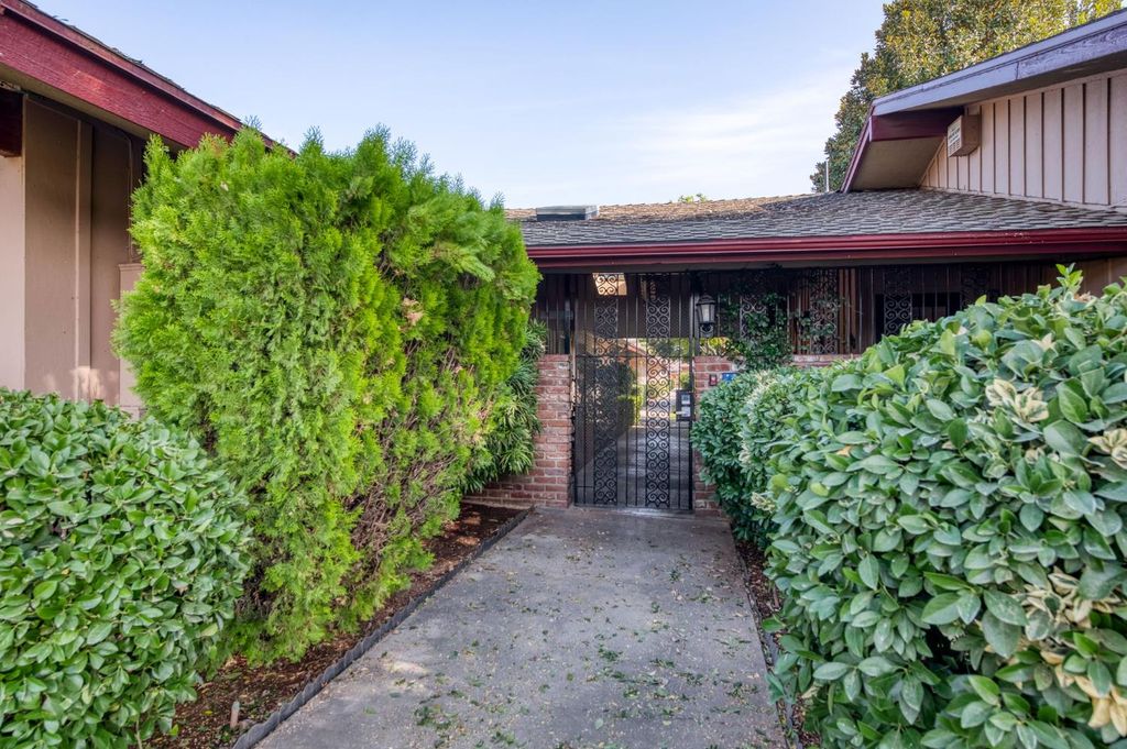 Image 26 of property listing at 5090 N College Avenue # 118, Fresno, CA 93704