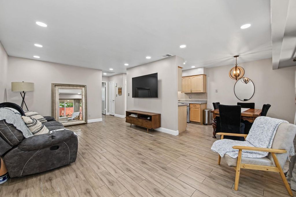 Image 3 of property listing at 5090 N College Avenue # 118, Fresno, CA 93704