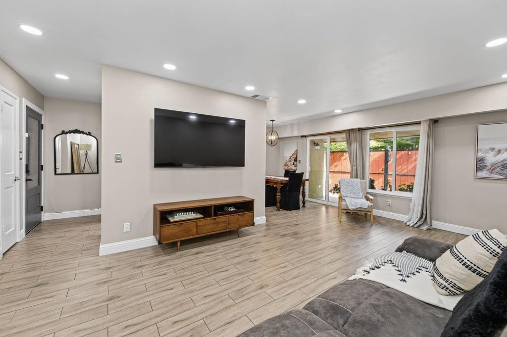 Image 4 of property listing at 5090 N College Avenue # 118, Fresno, CA 93704