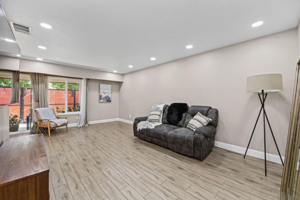Image 5 of property listing at 5090 N College Avenue # 118, Fresno, CA 93704