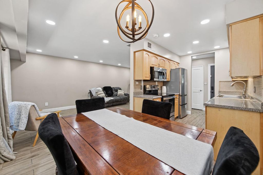 Image 7 of property listing at 5090 N College Avenue # 118, Fresno, CA 93704