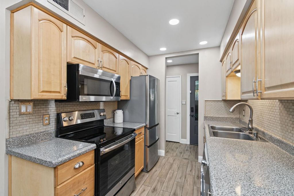 Image 8 of property listing at 5090 N College Avenue # 118, Fresno, CA 93704
