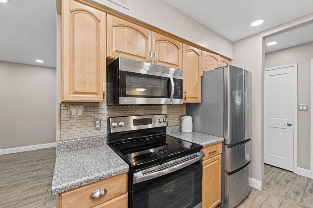 Image 9 of property listing at 5090 N College Avenue # 118, Fresno, CA 93704