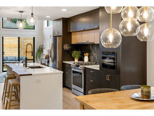 2520 Se 35TH Pl, Portland, OR 97202