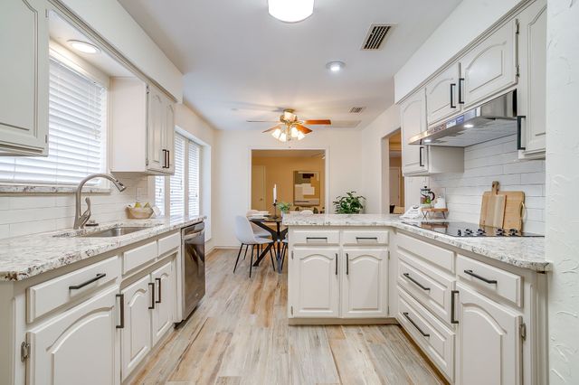2907 Creekwood Drive, Grapevine, TX 76051