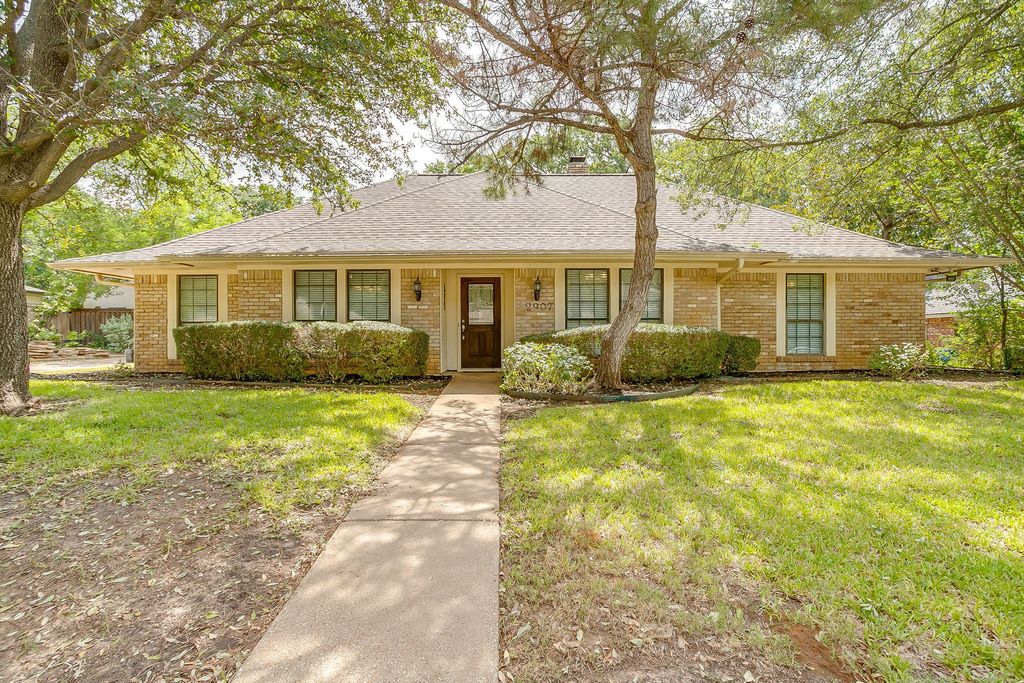 2907 Creekwood Drive, Grapevine, TX 76051