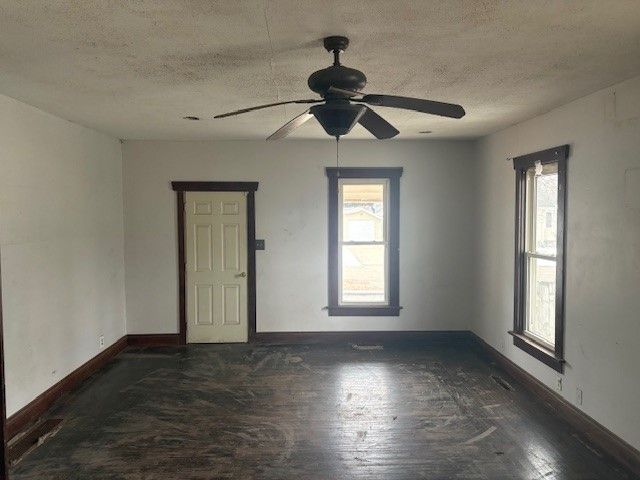 426 S 4th Avenue W, Newton, IA 50208