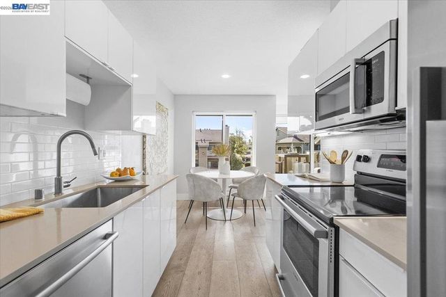 130 Lakeshore Ct, Richmond, CA 94804