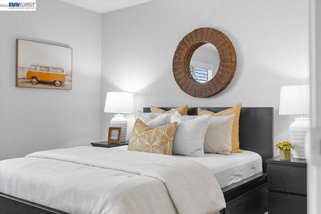 130 Lakeshore Ct, Richmond, CA 94804