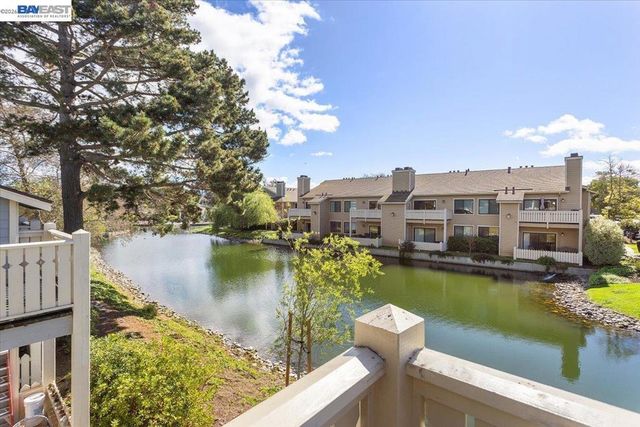 130 Lakeshore Ct, Richmond, CA 94804