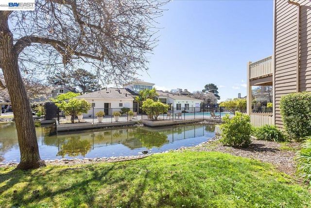 130 Lakeshore Ct, Richmond, CA 94804