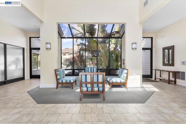 130 Lakeshore Ct, Richmond, CA 94804