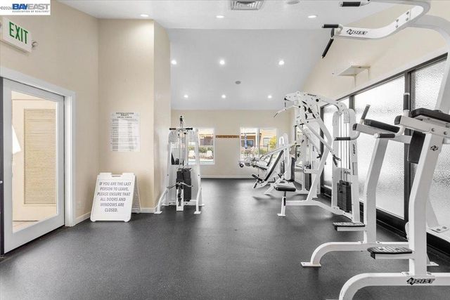 130 Lakeshore Ct, Richmond, CA 94804