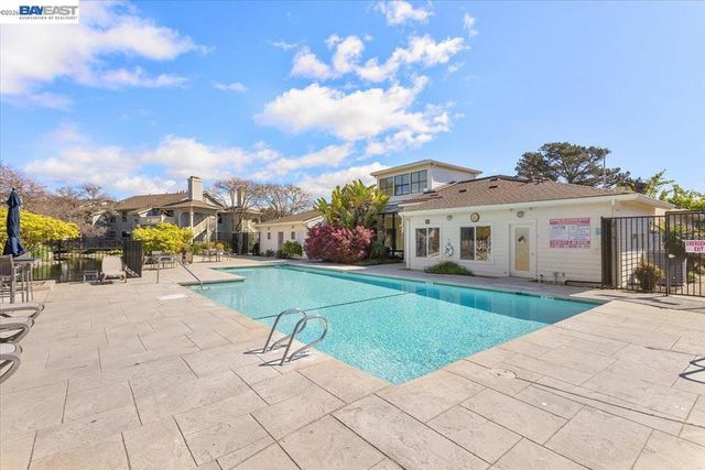 130 Lakeshore Ct, Richmond, CA 94804