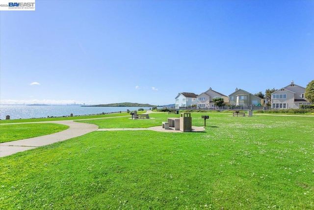 130 Lakeshore Ct, Richmond, CA 94804