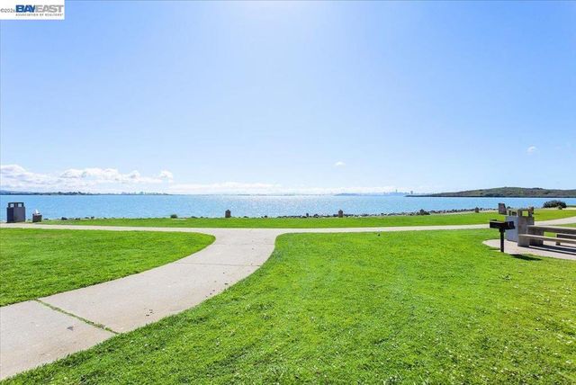 130 Lakeshore Ct, Richmond, CA 94804