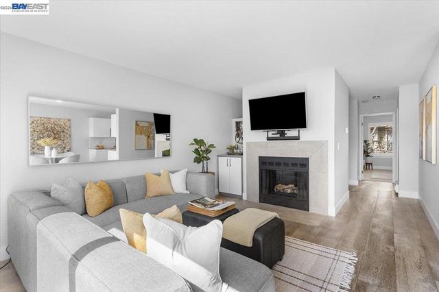 130 Lakeshore Ct, Richmond, CA 94804