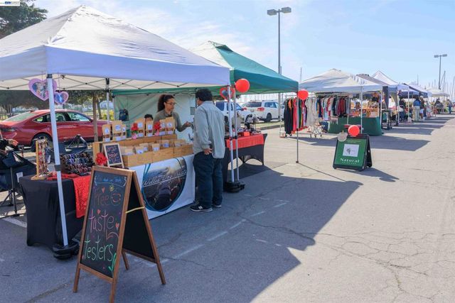 130 Lakeshore Ct, Richmond, CA 94804