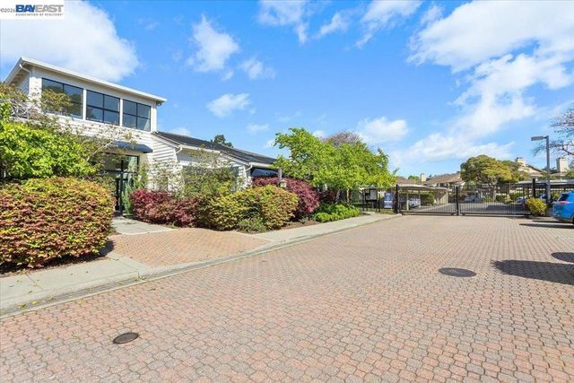 130 Lakeshore Ct, Richmond, CA 94804
