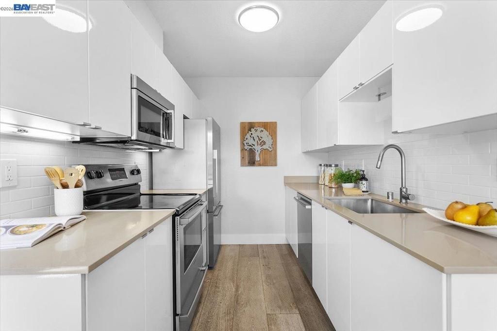 Image 12 of property listing at 130 Lakeshore Ct, Richmond, CA 94804