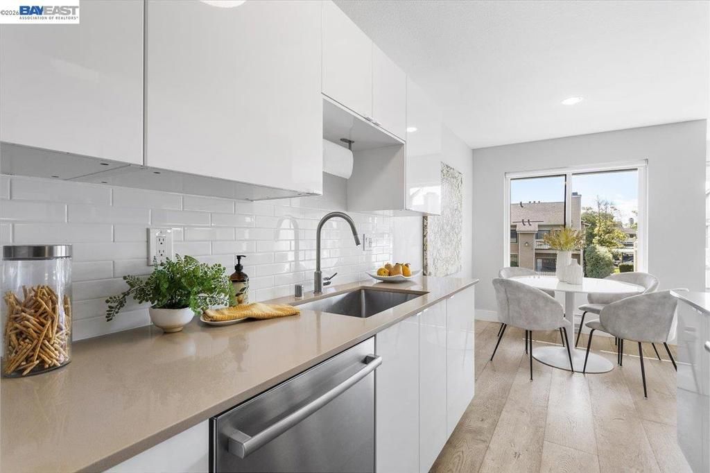 Image 14 of property listing at 130 Lakeshore Ct, Richmond, CA 94804